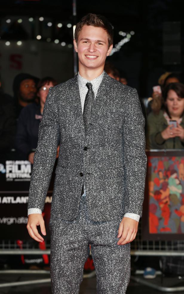 Ansel Elgort trägt einen grauen Anzug auf dem roten Teppich.