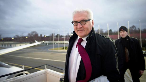 Frank-Walter Steinmeier verlässt ein Flugzeug.