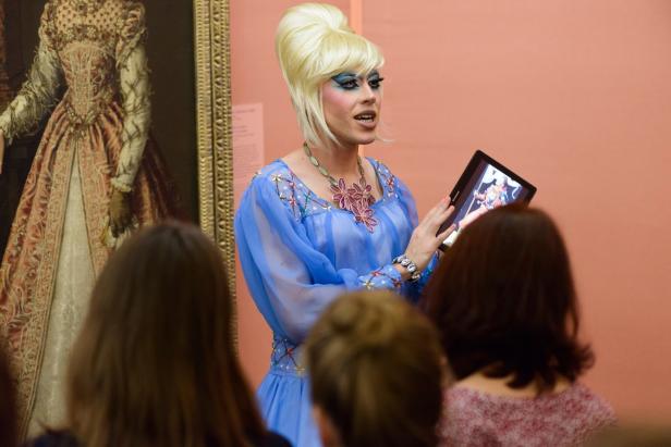 Drag Queen führt durchs Museum: Mit Stolz gegen Vorurteil