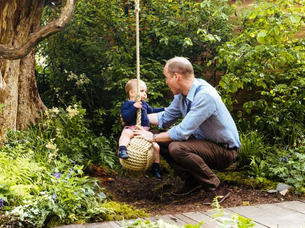 Kate und William spielen mit ihren Kindern im wilden Garten