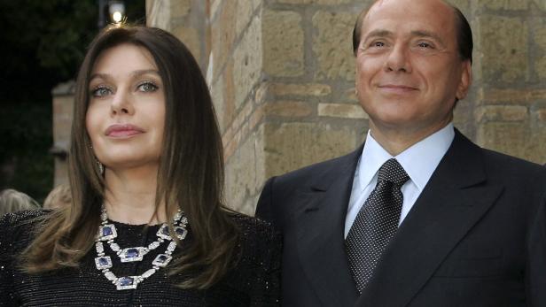 Silvio Berlusconi mit einer Frau, vermutlich bei einer Veranstaltung.