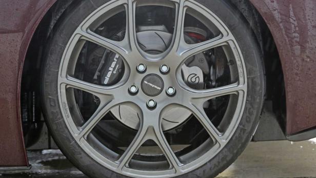 Nahaufnahme eines Dallara-Rads mit Brembo-Bremsen.