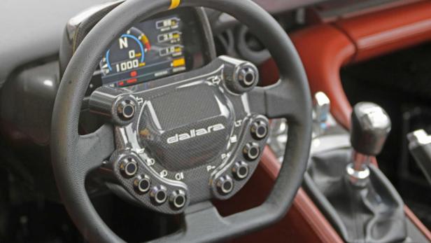 Das Lenkrad und das Armaturenbrett eines Dallara-Sportwagens.