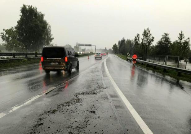 Starkregen im Westen: Autobahn-Sperre und Murenabgänge