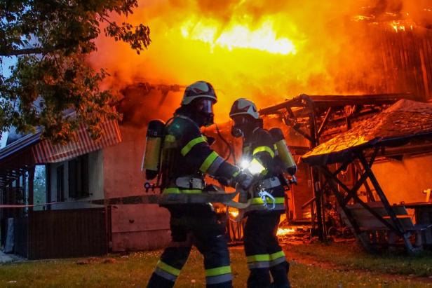 Steirisches Wohnhaus brannte: Bewohner rettete sich ins Freie