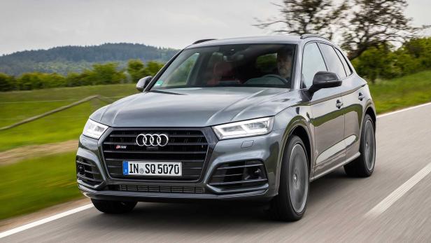 Ein grauer Audi SQ5 fährt auf einer Landstraße.