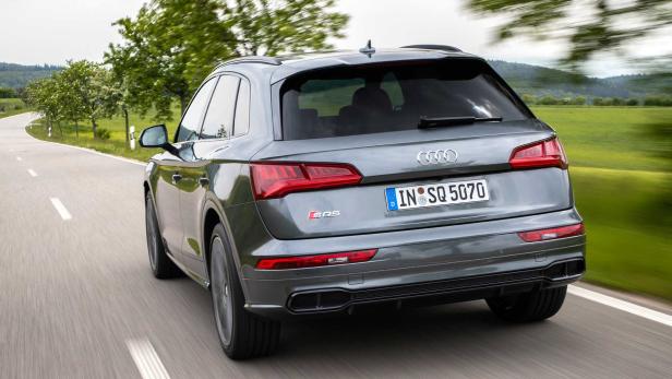 Ein grauer Audi SQ5 fährt auf einer Landstraße.