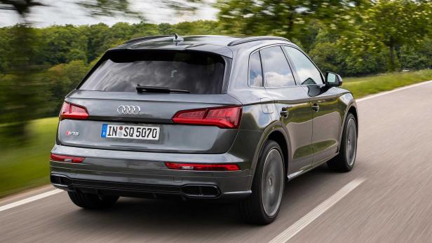Ein grauer Audi SQ5 fährt auf einer Landstraße.