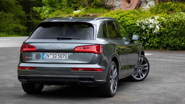 Ein grauer Audi SQ5, aufgenommen von hinten.