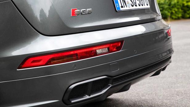 Detailansicht des Hecks eines grauen Audi SQ5 mit Rückleuchten und Kennzeichen.