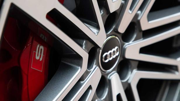 Nahaufnahme einer Audi-Felge mit rotem Bremssattel und dem „S“-Logo.