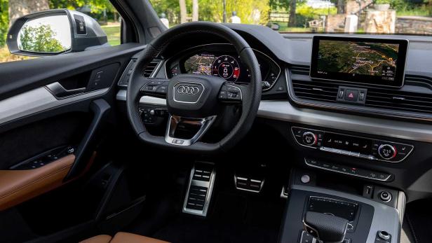 Innenraum eines Audi Q5 mit Navigationssystem und Ledersitzen.