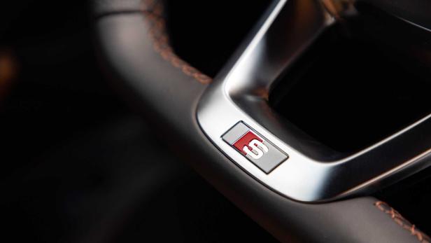 Detailaufnahme des Lenkrads eines Audi S-Modells mit dem „S“-Logo.