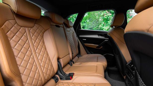 Die Rücksitze eines Autos sind mit braunem Leder mit Rautenmuster bezogen.