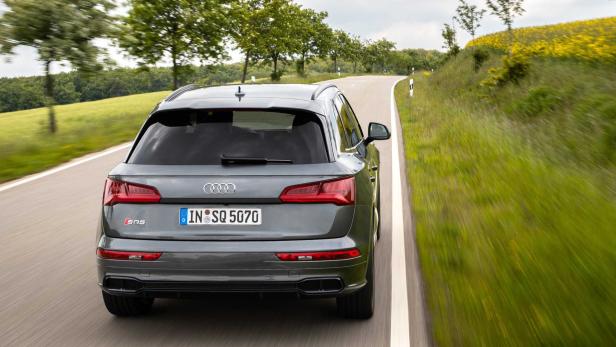Ein grauer Audi SQ5 fährt auf einer Landstraße.