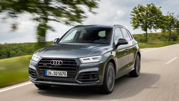 Ein grauer Audi SQ5 fährt auf einer Landstraße.