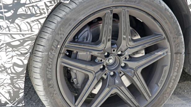 Nahaufnahme eines schwarzen AMG-Rads mit Michelin Pilot Sport 3 Reifen.