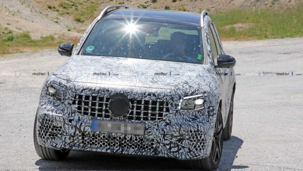 Ein Prototyp eines Mercedes-Benz GLC mit Tarnmuster auf einer Straße.