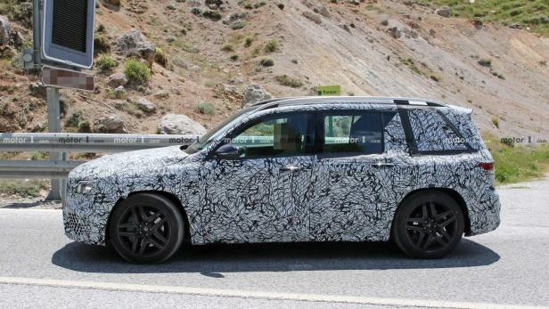 Ein mit Tarnmuster versehener Mercedes-Benz GLB auf einer Straße.