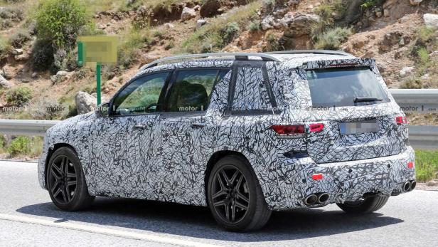 Ein Prototyp eines Mercedes-Benz GLC mit Tarnmuster auf einer Straße.