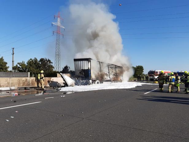 Lkw auf der A2 in Flammen: Lenker verletzt aus Wrack geborgen