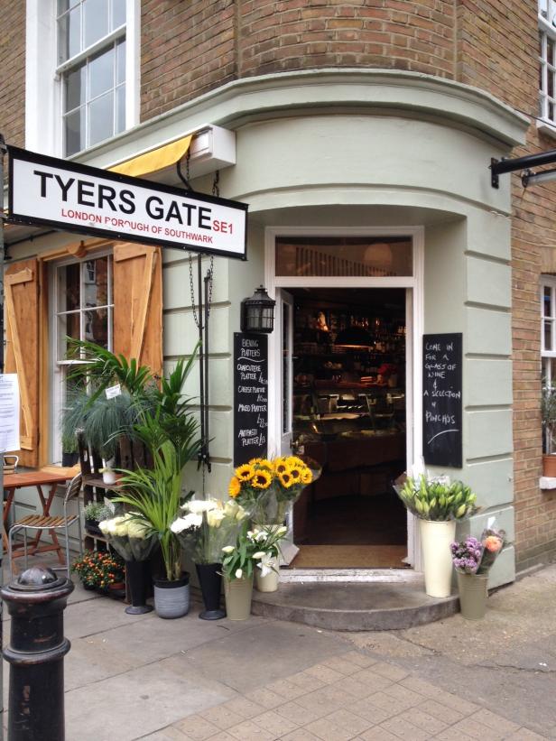 Der Eingang zu „Tyers Gate“ in London ist mit Blumen geschmückt.