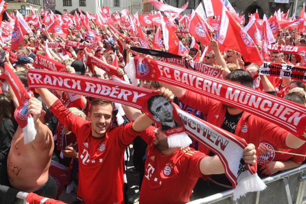 15.000 Fans feiern Bayern-Double - Bekenntnis zu Kovac
