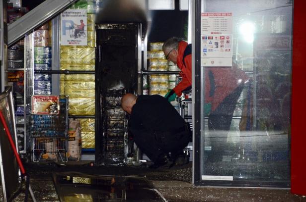 NÖ: Erneut Bankomat aufgebrochen und Fluchtauto in Brand gesetzt