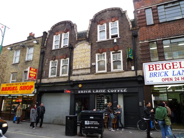 Die „Beigel Shops“ und „Brick Lane Coffee“ Geschäfte in der Brick Lane, London.