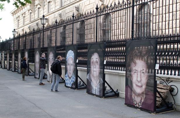 Bilder von Holocaust-Überlebenden zerstört und beschmiert
