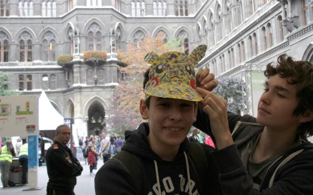 Ein Jugendlicher mit einer Pikachu-Mütze vor dem Wiener Rathaus.