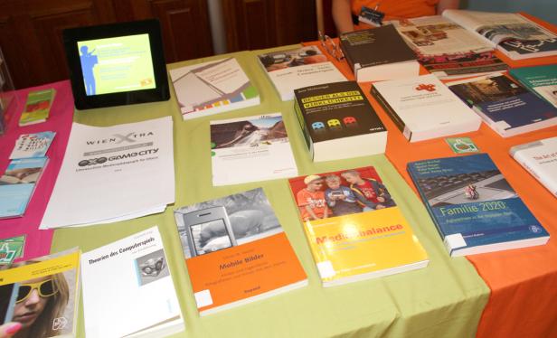 Ein Tisch mit Büchern und Broschüren zum Thema Medienpädagogik und Computerspiele.