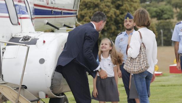 König Felipe und Prinzessin Sofía vor einem Hubschrauber.