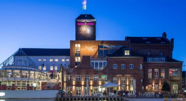 Das Germania Campus Hotel in Münster bei Dämmerung.