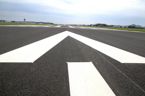 Trotz Dauerregen im Mai öffnet Salzburgs Flughafen heute pünktlich