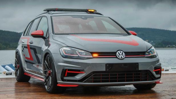Ein grauer VW Golf mit roten Akzenten und Blaulicht steht auf einem Holzsteg.