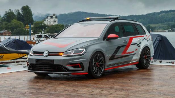 Ein grauer Volkswagen Golf Variant mit auffälliger roter und schwarzer Sonderlackierung steht auf einem Holzsteg.
