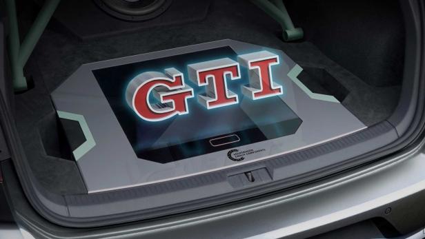 Der Kofferraum eines Autos mit dem GTI-Logo.