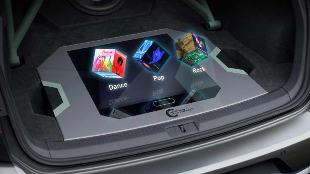 Im Kofferraum eines Autos werden Musikgenres wie Dance, Pop und Rock auf einem Display dargestellt.