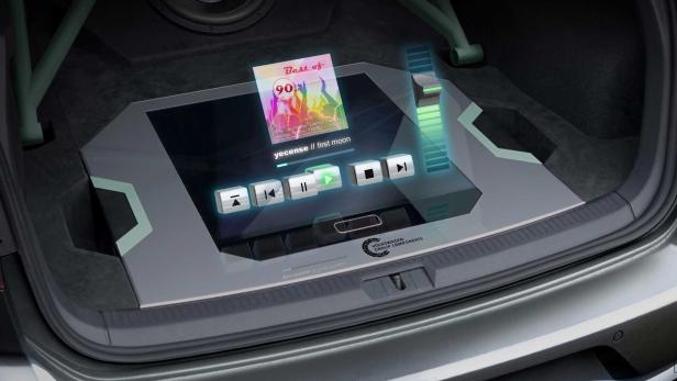 Ein Display im Kofferraum eines Autos spielt Musik von „Best of 90s“ ab.