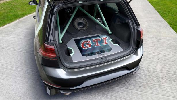 Der Kofferraum eines VW Golf GTI mit eingebautem Soundsystem und Überrollbügel.