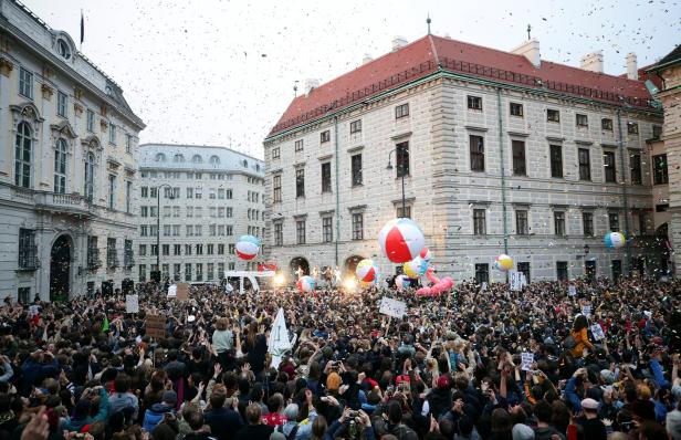 Party am Ballhausplatz: Tausende Menschen kamen zu den Vengaboys