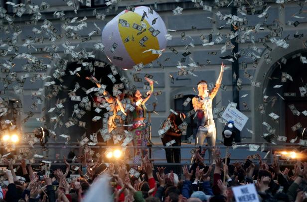 Party am Ballhausplatz: Tausende Menschen kamen zu den Vengaboys