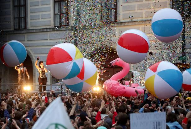 Party am Ballhausplatz: Tausende Menschen kamen zu den Vengaboys