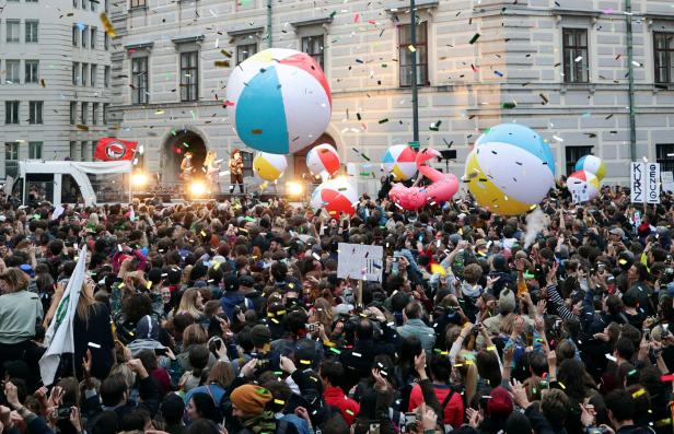 Party am Ballhausplatz: Tausende Menschen kamen zu den Vengaboys