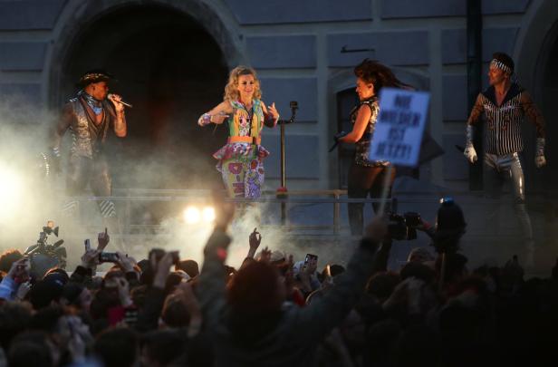 Party am Ballhausplatz: Tausende Menschen kamen zu den Vengaboys