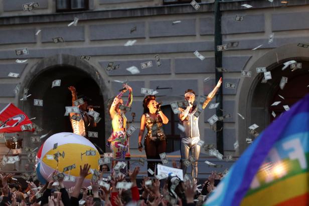 Party am Ballhausplatz: Tausende Menschen kamen zu den Vengaboys