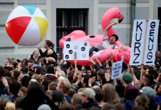 Party am Ballhausplatz: Tausende Menschen kamen zu den Vengaboys