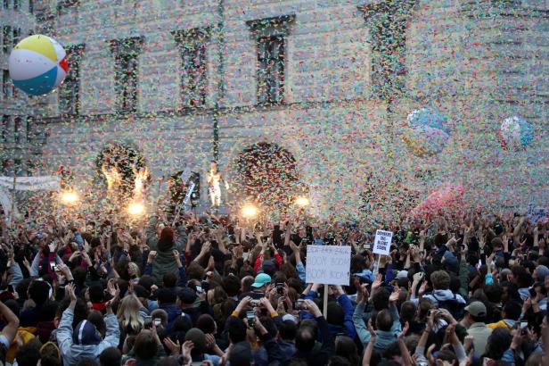 Party am Ballhausplatz: Tausende Menschen kamen zu den Vengaboys