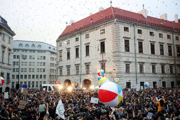 Party am Ballhausplatz: Tausende Menschen kamen zu den Vengaboys